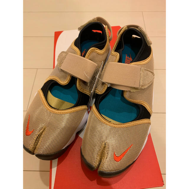 NIKE(ナイキ)のNIKE ナイキ AIR RIFT エアリフトサンダル 25 ゴールド 新品 レディースの靴/シューズ(スニーカー)の商品写真