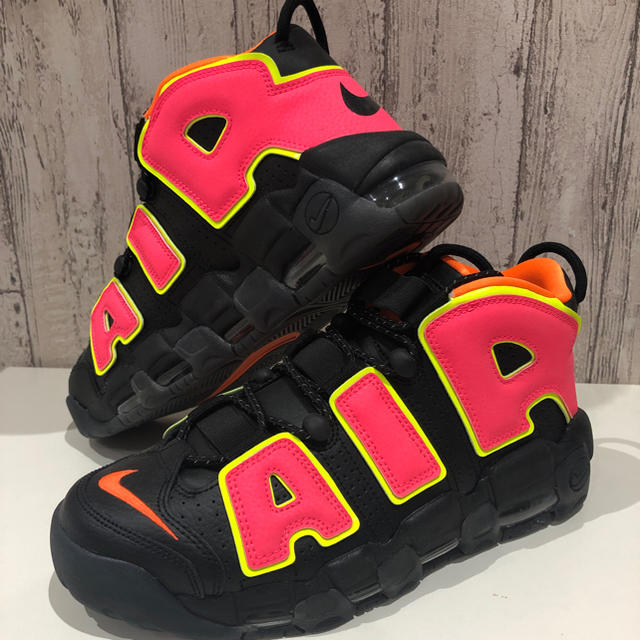 NIKE(ナイキ)のNIKE WMNS AIR MORE UPTEMPO HOT PUNCH27.5 メンズの靴/シューズ(スニーカー)の商品写真