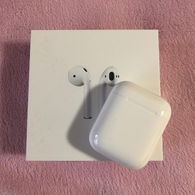 Apple(アップル)の【正規品】AirPods スマホ/家電/カメラのオーディオ機器(ヘッドフォン/イヤフォン)の商品写真