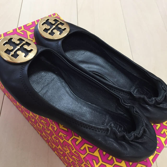 Tory Burch(トリーバーチ)のばおばぶ様 専用トリーバーチ☆黒ぺたんこパンプス☆37 レディースの靴/シューズ(ハイヒール/パンプス)の商品写真