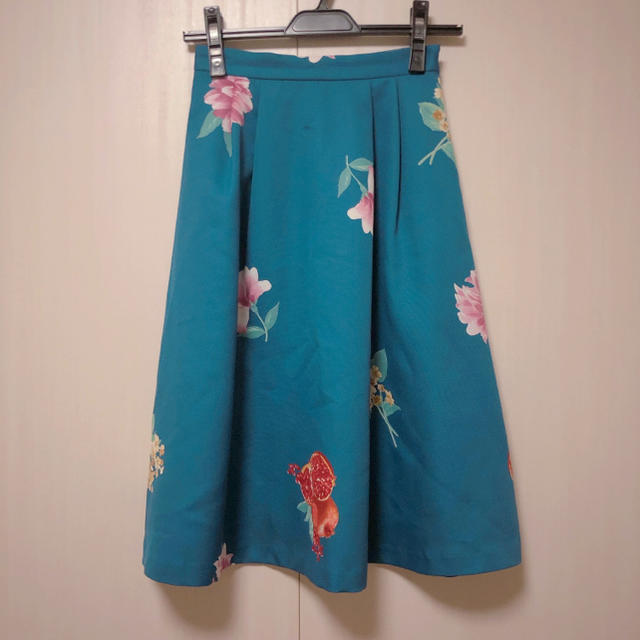 BE RADIANCE(ビーラディエンス)の小嶋陽菜着用 ビーラディエンス 大花柄タックフレアスカート ブルー レディースのスカート(ひざ丈スカート)の商品写真