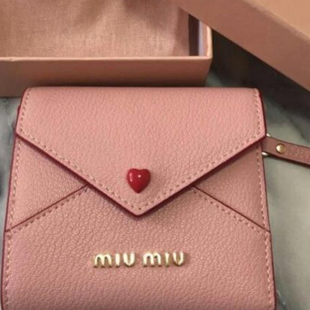 新品未使用カラーmiumiu  ❤️ラブレター財布