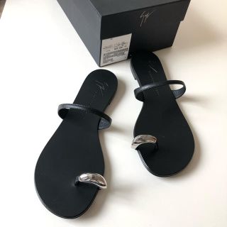 アパルトモンドゥーズィエムクラス(L'Appartement DEUXIEME CLASSE)のGIUSEPPE ZANOTTI 親指プレートサンダル シルバー 37 未使用(サンダル)