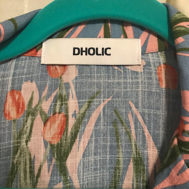 dholic(ディーホリック)の⚠️ジジ様専用⚠️DHOLIC チューリップ柄アロハシャツ 新品未使用 レディースのトップス(シャツ/ブラウス(半袖/袖なし))の商品写真