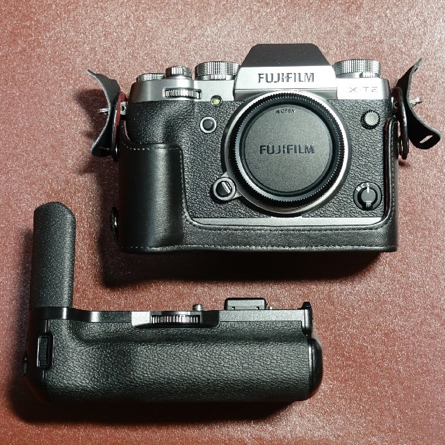 富士フイルム(フジフイルム)のFUJIFILM X-T2 GS バッテリーグリップ レザーケース付 スマホ/家電/カメラのカメラ(ミラーレス一眼)の商品写真