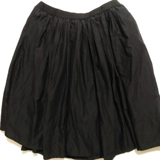 ユニクロ(UNIQLO)のユニクロ　黒　スカート(ひざ丈スカート)