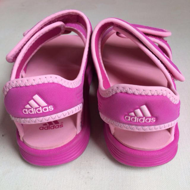 adidas(アディダス)のadidas サンダル キッズ/ベビー/マタニティのキッズ靴/シューズ(15cm~)(サンダル)の商品写真