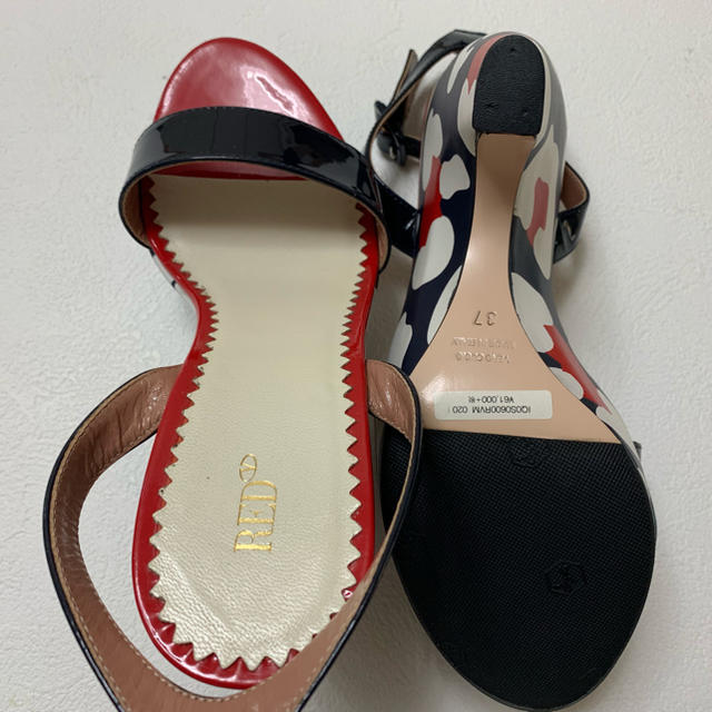 RED VALENTINO(レッドヴァレンティノ)の超美品　レッド・ヴァレンティノ　デザイン柄サンダル　61000+税 レディースの靴/シューズ(サンダル)の商品写真