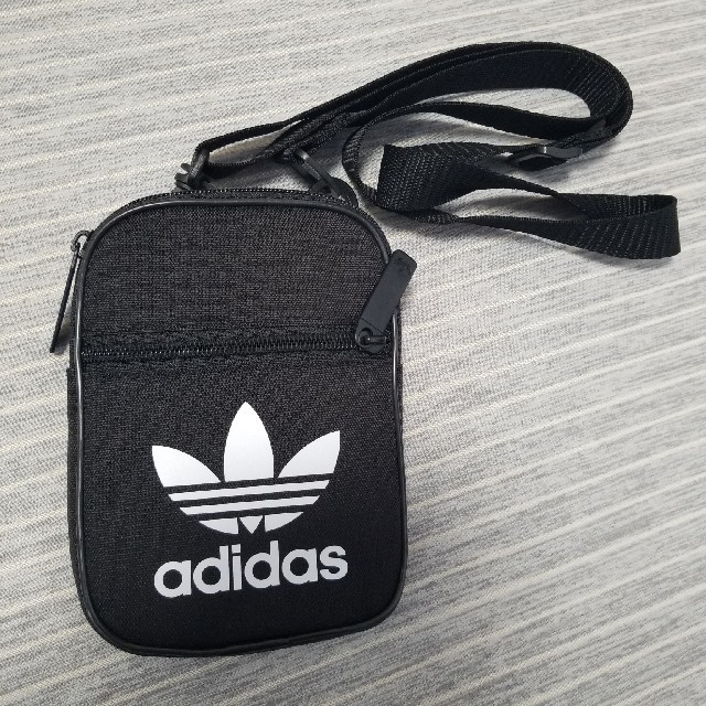 adidas(アディダス)のadidas アディダス ショルダーポーチ メンズのバッグ(ショルダーバッグ)の商品写真
