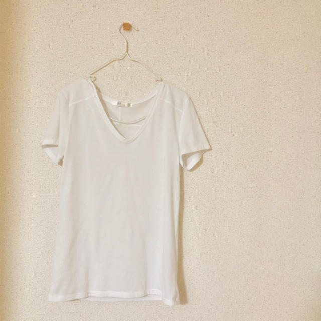 AZUL by moussy(アズールバイマウジー)のAZUL by moussy 白tシャツ vネック レディースのトップス(Tシャツ(半袖/袖なし))の商品写真