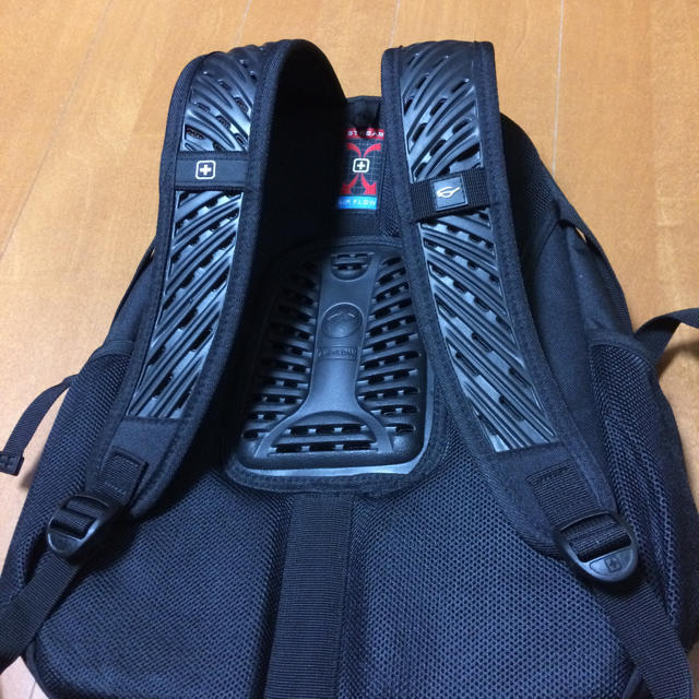 SWISSWIN(スイスウィン)のSWISSWIN リュック 黒色 エアフロー ラップトップポケット付き メンズのバッグ(バッグパック/リュック)の商品写真