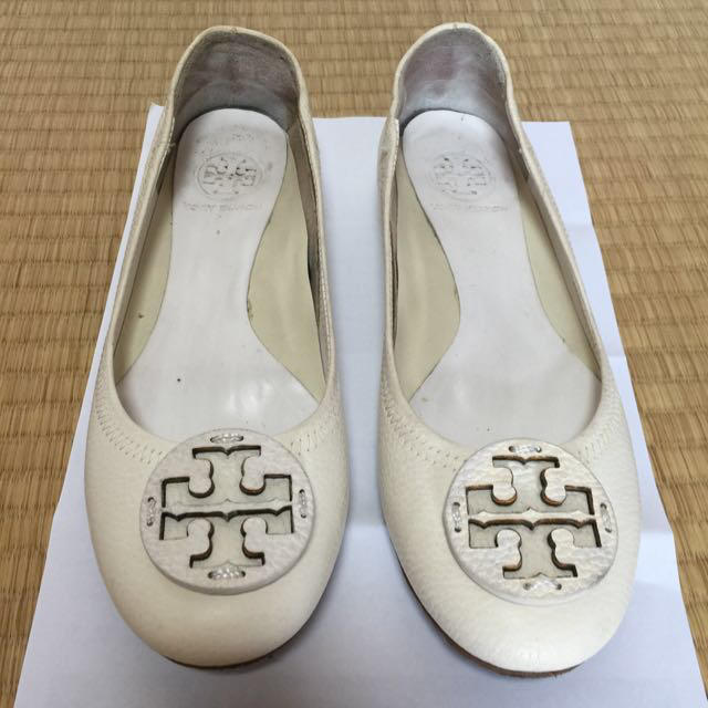 Tory Burch(トリーバーチ)のフラットシューズ ホワイト 25 レディースの靴/シューズ(ハイヒール/パンプス)の商品写真