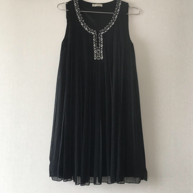 AIMER(エメ)のAIMER ブラック プリーツ ドレス ワンピース Aライン ビジュー シフォン レディースのワンピース(ひざ丈ワンピース)の商品写真