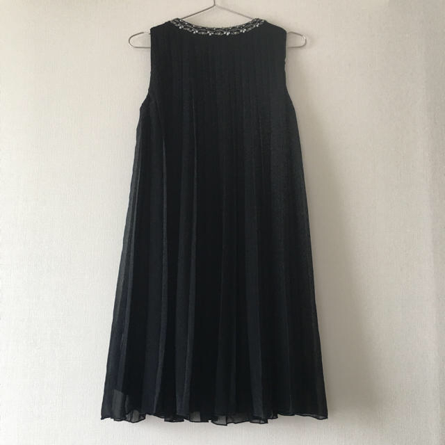 AIMER(エメ)のAIMER ブラック プリーツ ドレス ワンピース Aライン ビジュー シフォン レディースのワンピース(ひざ丈ワンピース)の商品写真