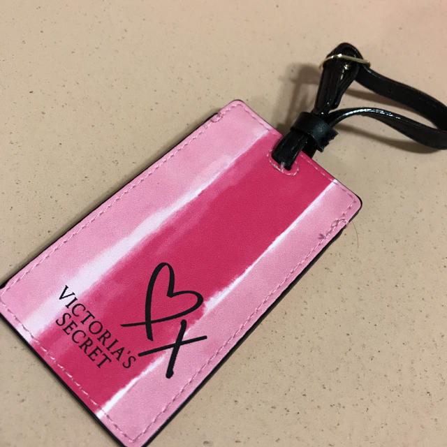 Victoria's Secret(ヴィクトリアズシークレット)のVictoria’s Secret トラベル ネームタグ レディースのファッション小物(キーホルダー)の商品写真