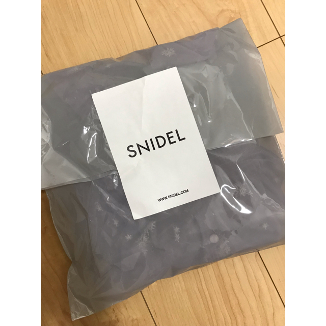 SNIDEL(スナイデル)のSNIDEL チュールエンブロイダリーブラウス レディースのトップス(シャツ/ブラウス(半袖/袖なし))の商品写真