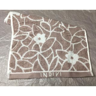 インディヴィ(INDIVI)の【新品】INDIVI ラメ入りのおしゃれなフェイスタオル☆お花(タオル/バス用品)