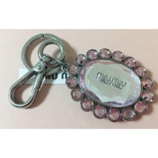 ミュウミュウ(miumiu)のmiumiu クリスタルビジューキーホルダー(キーホルダー)