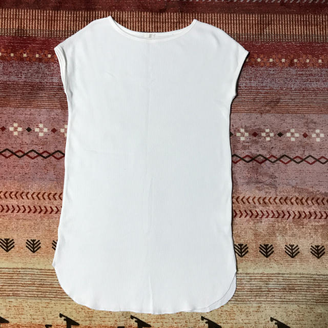 GU(ジーユー)のロングTシャツ レディースのトップス(Tシャツ(半袖/袖なし))の商品写真