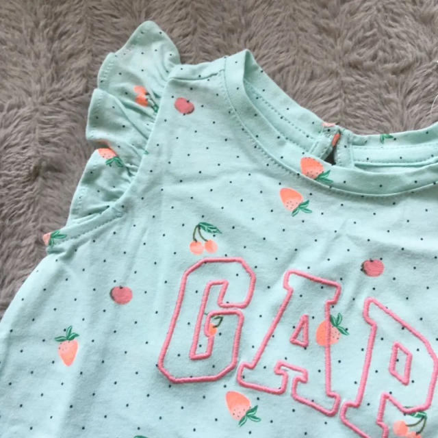 babyGAP(ベビーギャップ)の新品♡babygap ロゴ入り肩フリルフルーツ柄ロンパース 60 キッズ/ベビー/マタニティのベビー服(~85cm)(ロンパース)の商品写真