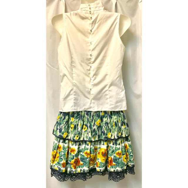 Lois CRAYON(ロイスクレヨン)の送料込み！Lois Crayon 花柄スカート レディースのスカート(ひざ丈スカート)の商品写真