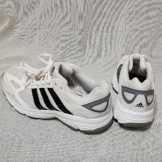 アディダス(adidas)のadidasスニーカー(スニーカー)