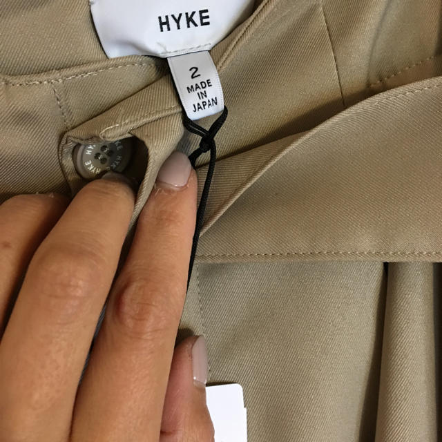 HYKE(ハイク)の新品未使用 HYKEベージュパンツ レディースのパンツ(その他)の商品写真