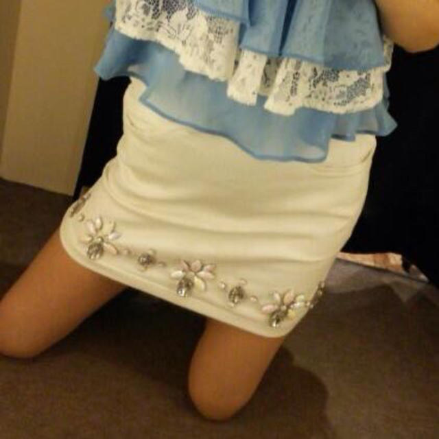 Delyle NOIR(デイライルノアール)の裾ビジューデニムスカート レディースのスカート(ミニスカート)の商品写真