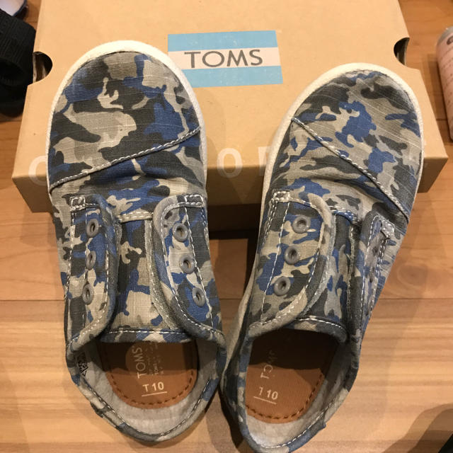 TOMS(トムズ)の専用TOMSスリッポン17センチ キッズ/ベビー/マタニティのキッズ靴/シューズ(15cm~)(スリッポン)の商品写真