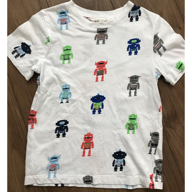 H&M(エイチアンドエム)のH&M 総ロボット柄 Tシャツ キッズ/ベビー/マタニティのキッズ服男の子用(90cm~)(Tシャツ/カットソー)の商品写真