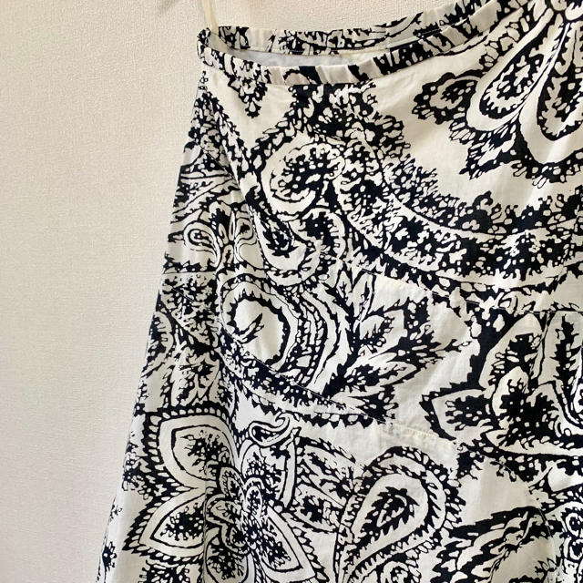 GAP(ギャップ)のGAP スカート 夏 モノトーン ペイズリー 花柄 サーキュラー レディースのスカート(ひざ丈スカート)の商品写真