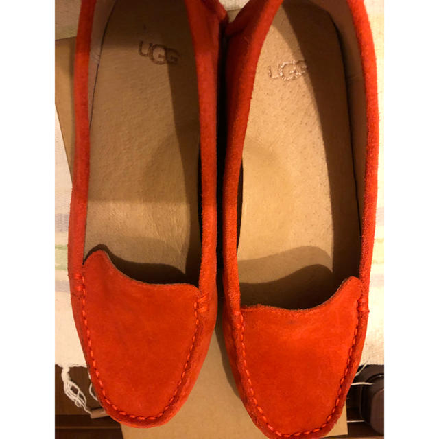 UGG(アグ)のUGG  箱付き 赤オレンジ レディースの靴/シューズ(スリッポン/モカシン)の商品写真