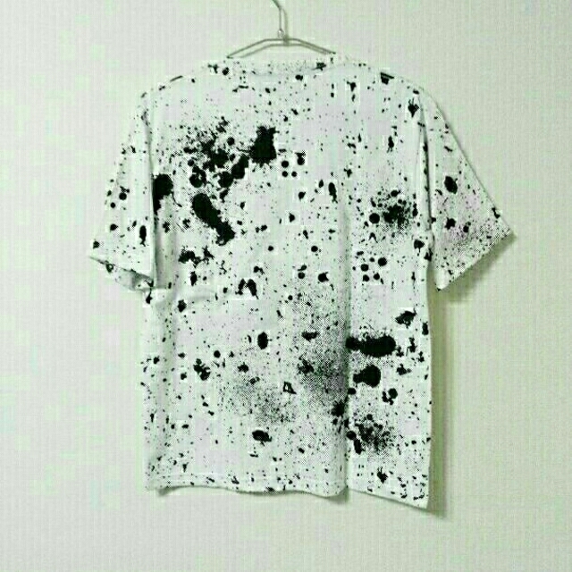 ZARA(ザラ)の■【ANANDA様専用】白黒2枚組 新品  ペンキ ペイント 総柄 Tシャツ メンズのトップス(Tシャツ/カットソー(半袖/袖なし))の商品写真