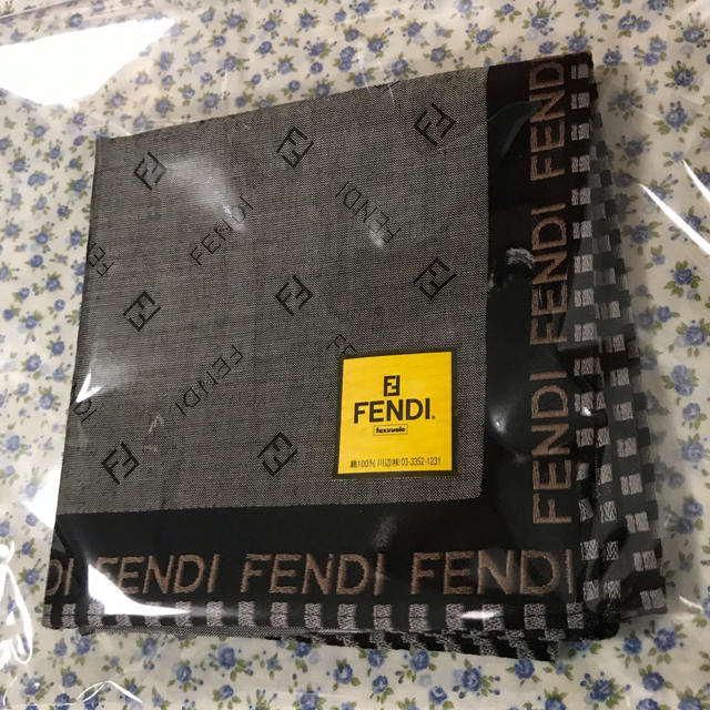 FENDI(フェンディ)の【新品】FENDI フェンディ ハンカチ  グレー 日本製 1枚 レディースのファッション小物(ハンカチ)の商品写真