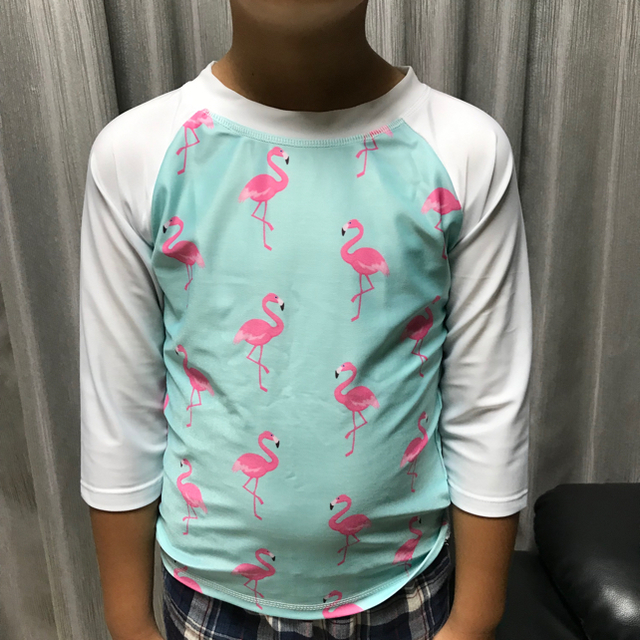 ラッシュガード ライトグリーン フラミンゴ柄水着 キッズ/ベビー/マタニティのキッズ服女の子用(90cm~)(水着)の商品写真