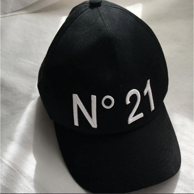 N°21(ヌメロヴェントゥーノ)の美品★N21 ヌメロ ロゴ キャップ ブラック レディースの帽子(キャップ)の商品写真