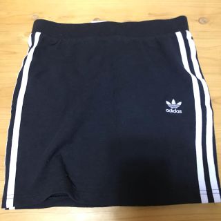 アディダス(adidas)のスカート(ひざ丈スカート)