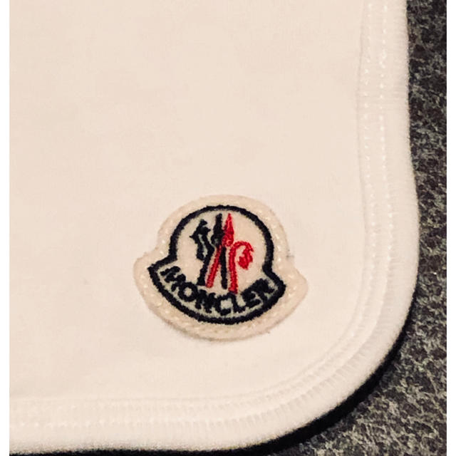 MONCLER(モンクレール)のMONCRALスタイ（みぎかたあがり様専用） キッズ/ベビー/マタニティのこども用ファッション小物(ベビースタイ/よだれかけ)の商品写真