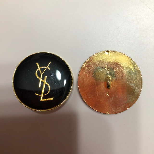 Saint Laurent(サンローラン)のイヴサンローラン★ボタン ブラック×ゴールド 20mm 正規品 柄A YSL ハンドメイドの素材/材料(各種パーツ)の商品写真