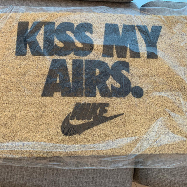 NIKE(ナイキ)のNIKE×OVERKILL  KISS MY AIRS    インテリア/住まい/日用品のラグ/カーペット/マット(玄関マット)の商品写真