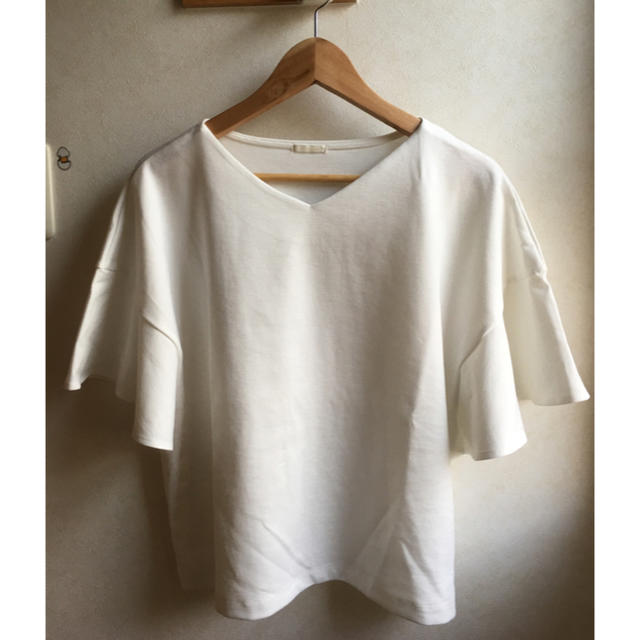 GU(ジーユー)のGU カットソー フリル 白色 レディースのトップス(シャツ/ブラウス(半袖/袖なし))の商品写真