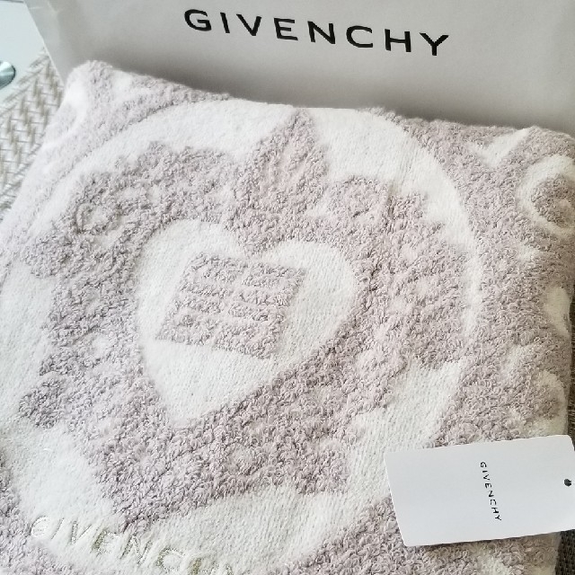 GIVENCHY(ジバンシィ)の【あこ様専用】　GIVENCHYバスタオル&フェイス&ハンカチ、ウエッジハンカチ インテリア/住まい/日用品の日用品/生活雑貨/旅行(タオル/バス用品)の商品写真