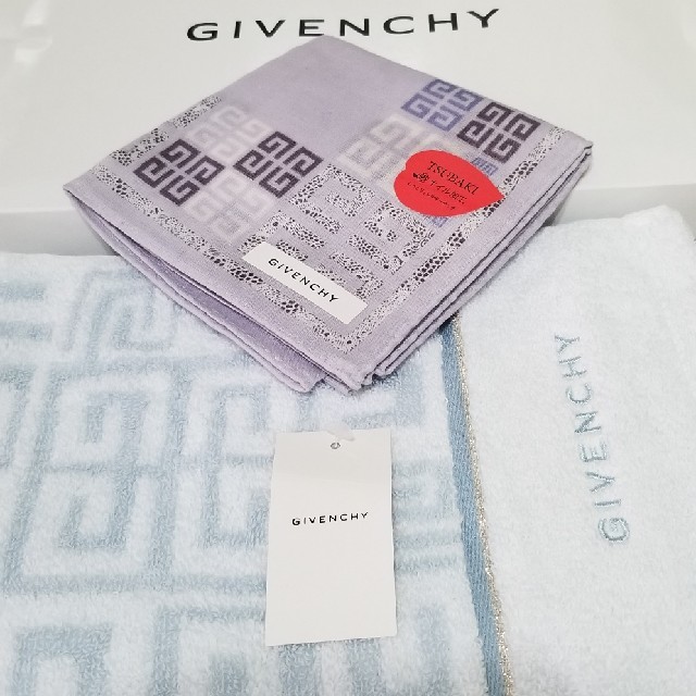 GIVENCHY(ジバンシィ)の【あこ様専用】　GIVENCHYバスタオル&フェイス&ハンカチ、ウエッジハンカチ インテリア/住まい/日用品の日用品/生活雑貨/旅行(タオル/バス用品)の商品写真