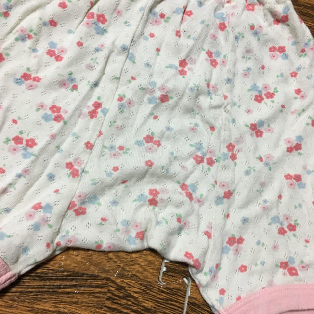 西松屋(ニシマツヤ)の半袖パジャマ 花柄 80 キッズ/ベビー/マタニティのベビー服(~85cm)(パジャマ)の商品写真