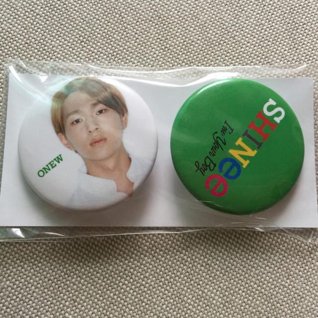 SHINee(シャイニー)のSHINee 缶バッジ(ONEW) エンタメ/ホビーのタレントグッズ(アイドルグッズ)の商品写真