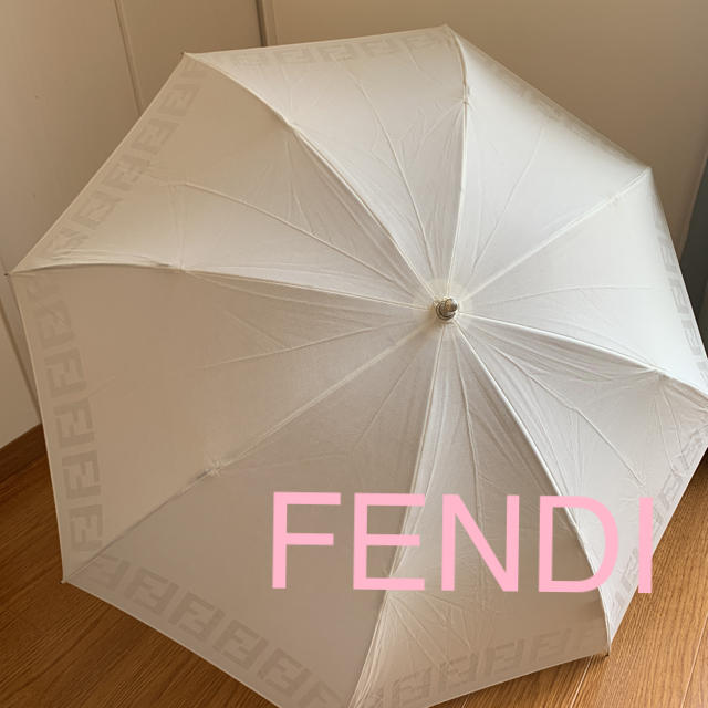 yoshi★★FENDI  折り畳み 日傘　ズッカ柄UVカット★レア 日傘 8本骨 晴雨兼用 完全遮光 折りたたみ傘 雨傘 晴雨傘 大きい