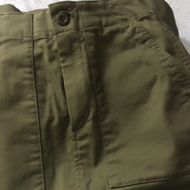 UNIQLO(ユニクロ)のユニクロ ベイカースカート 丈短め レディースのスカート(ひざ丈スカート)の商品写真