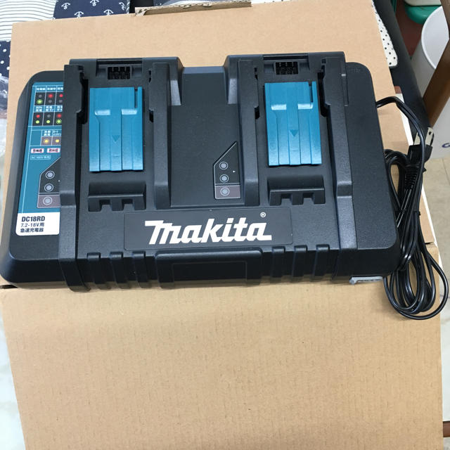 マキタ 2口急速充電器 DC18RD マキタ 2口急速充電器 DC18RD
