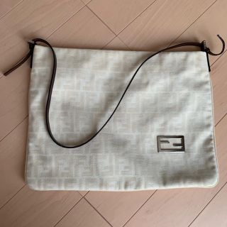 フェンディ(FENDI)の中古クリーム色FENDIのカバン(ショルダーバッグ)