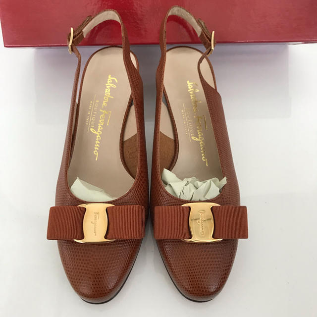 Salvatore Ferragamo(サルヴァトーレフェラガモ)の新品 サルバトーレフェラガモヴァラリボン 型押レザー バックストラップ パンプス レディースの靴/シューズ(ハイヒール/パンプス)の商品写真